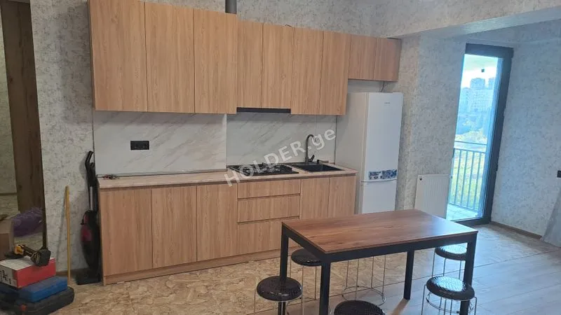 დიდი ვიტრაჟებით ბინა